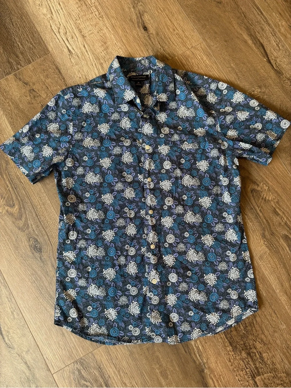 Banana Republic Blue & White Floral Short-Sleeve Button-Down Shirt